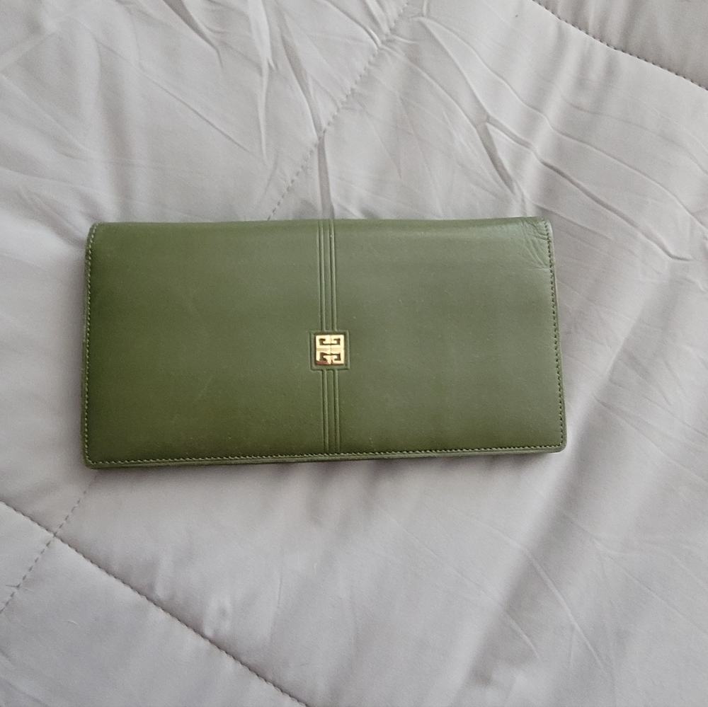 🌿 Givenchy 4G Long Wallet in Almond Green – Authentic, Rare Color